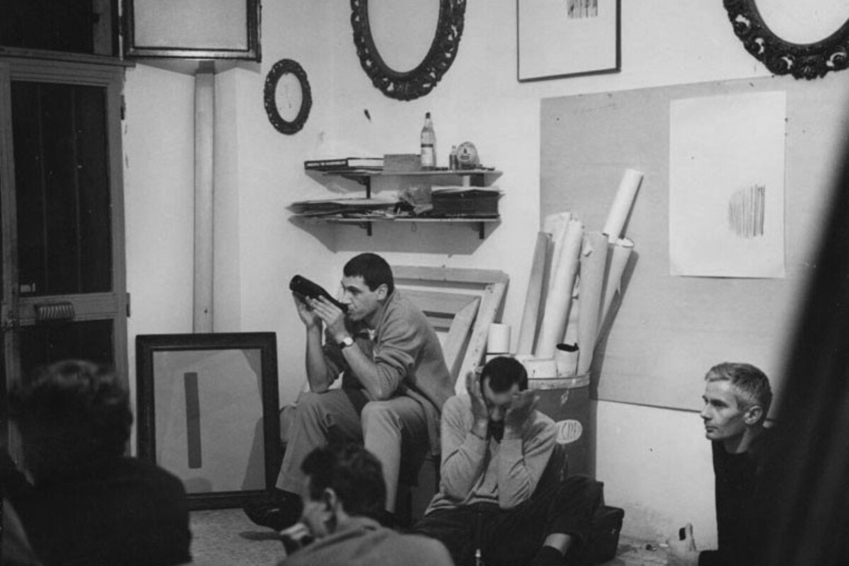1801 - Quartiere delle Botteghe. 1965: Enrico Castellani, Nunzio Salvago e Turi Simeti nello studio di Arturo Vermi. Archivio Uliano Lucas