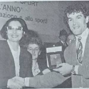 7990 - Vecchioni Quinto, Premio Torretta 1995. Rosanna Schiaffino Falck premia Roberto Donadoni