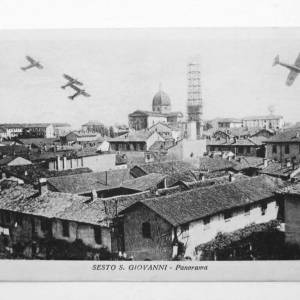 3446 - Chiesa di Santo Stefano. Cartolina con campanile in costruzione e aeroplani